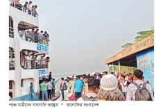 কাউখালী লঞ্চঘাটে কর্মস্থলমুখীদের উপচেপড়া ভিড়  