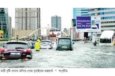 ভারী বৃষ্টি-বন্যায় তলিয়ে গেছে দুবাইয়ের রাস্তাঘাট  
