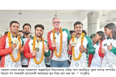 বিমানবন্দরে স্বর্ণজয়ীদের বরণ  