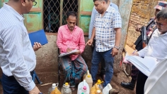 সাতক্ষীরায় বেশী দামে তেল বিক্রির অভিযোগে জরিমানা