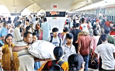 ছুটি শেষে রাজধানীতে ফিরছে কর্মজীবী মানুষ  