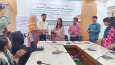 বীরগঞ্জে ৩০১ অতিদরিদ্র পরিবারকে নগদ অর্থ সহায়তা প্রদান