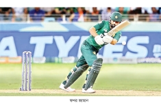 বল টেম্পারিংয়ের দায়ে ২ ম্যাচ নিষিদ্ধ ফখর জামান  