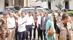 আনুষ্ঠানিক সাক্ষাতের অপেক্ষার আগেই অপ্রত্যাশিতভাবে সামনে চলে আসেন প্রধানমন্ত্রী  