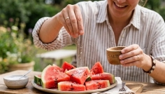 তরমুজে এক চিমটি লবণ মিশিয়ে খাবেন যে কারণে