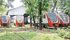 অচল ডেমু ট্রেন  