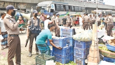 রাস্তায় দোকান বসানোর অপরাধে জরিমানা করেন ভ্রাম্যমাণ আদালত  