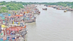 তেল সংকটে সাগরে মাছ শিকার বন্ধ  