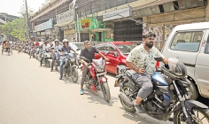 তেল কিনতে পাম্পগুলোতে মানুষের ভিড়  