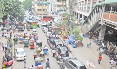 জ্বালানি তেলের সংকটের আশঙ্কায় পাম্পগুলোতে মোটর গ্রাহকদের দীর্ঘ লাইন  