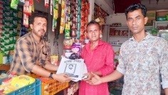 আলাপুর আশ্রয়ণের বাসিন্দাকে প্রবাসীর নতুন কাপড় উপহার