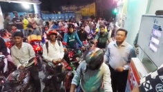 সোনারগাঁয়ে ইউএনওর তত্ত্বাবধানে সুশৃঙ্খলভাবে তেল বিতরণ