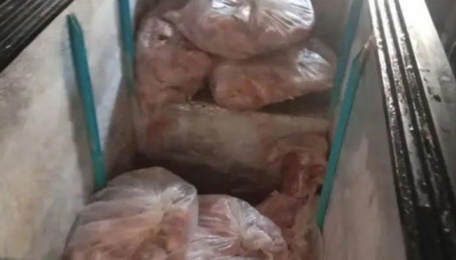 সিরাজগঞ্জে ফ্রিজ থেকে মুরগির পচা মাংস উদ্ধার, জরিমানা