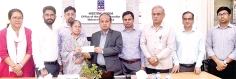 ঢাবিতে ডালেম চন্দ্র বর্মন ট্রাস্ট ফান্ড গঠনে ১০ লাখ টাকার চেক হস্তান্তর  