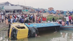 ফেরিতে ওঠার সময় নিয়ন্ত্রণ হারিয়ে ট্রাক নদীতে, নিহত ১