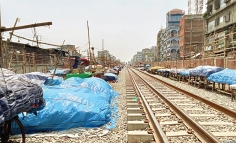 হকাররা দখল করে রেখেছে রেললাইন এর দুইপাশের জায়গ  
