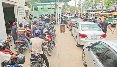 জ্বালানি তেল কিনতে পেট্রল পাম্পগুলোতে দীর্ঘ লাইন  