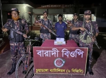 চুয়াডাঙ্গা সীমান্তে কোটি টাকার স্বর্ণের বারসহ পাচারকারী আটক
