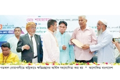 অগ্নিকাণ্ডে ক্ষতিগ্রস্তদের আর্থিক সহায়তার চেক বিতরণ  