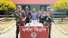 চুয়াডাঙ্গার দর্শনায় ১০টি স্বর্ণের বারসহ চোরাকারবারি আটক