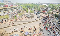 জ্বালানি সংকটের কারণে ব্যক্তিগত যানবাহন চলাচল অনেকটা কমেছে  