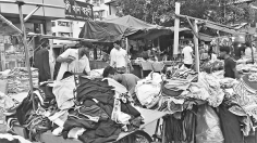 উচ্ছেদে থামে না দখল : ফুটপাতে হকারদের জীবিকার বাস্তবতা