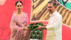 স্বাধীনতা পদক হস্তান্তর করেছেন প্রধানমন্ত্রী