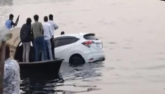 এবার ফেরি থেকে নদীতে পড়লো প্রাইভেটকার, চালক উদ্ধার
