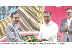 স্বাধীনতা পুরস্কার গ্রহণ করলেন হানিফ সংকেত  