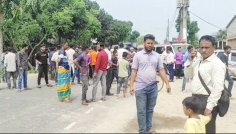 ঠাকুরগাঁওয়ে তেল নিতে এসে হামলার শিকার, মহাসড়ক অবরোধ