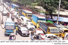 ৩০ ঘণ্টা লাইনে থেকেও মিলছে না তেল, পর্যাপ্ত মজুতের তথ্য ‘শুধুই গল্প’  