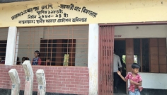 গোপনে স্কুলের আসবাব বিক্রির অভিযোগ, প্রধান শিক্ষকের বিরুদ্ধে গণস্বাক্ষর