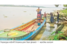 কাউখালীতে ট্রলারঘাটে সিঁড়ি নেই, ঝুঁকি নিয়ে পারাপার  