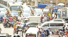 জ্বালানি তেল সংকট হওয়ার আশঙ্কা করে পেট্রোল পাম্পগুলোতে মোটর গ্রাহকদের দীর্ঘ লাইন  