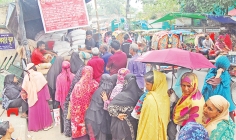 ওএমএস’র ট্রাকসেল থেকে চাল ও আটা কিনতে মানুষের ভিড়  