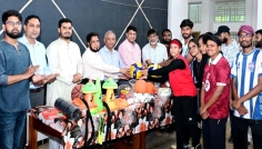 চবি শারীরিক শিক্ষা বিভাগকে চাকসুর ক্রীড়া সামগ্রী প্রদান