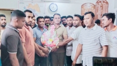 দেবহাটায় নতুন ওসিকে ছাত্রদলের ফুলেল শুভেচ্ছা