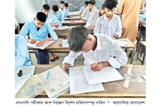 এক হাতেই নিজের ভবিষ্যৎ লিখছেন নাহিদ