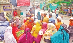 ওএমএসের ট্রাকসেল থেকে চাল ও আটা কিনছে মানুষ  