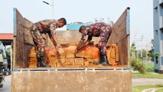 ইটভর্তি ট্রাক থেকে ভারতীয় অবৈধ ওষুধ ও ফুচকা জব্দ