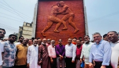 লালদিঘীতে বলি খেলার প্রতিকৃতি সম্বলিত ম্যুরাল উদ্বোধন