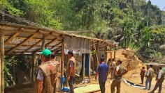 কলাতলীতে বনবিভাগের অভিযানে দোকানঘর উচ্ছেদ