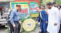 ঢাবির প্রয়াত অধ্যাপকের কফিনে উপাচার্যের শ্রদ্ধা নিবেদন  