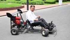 কলেজছাত্রের বানানো ‌‘রেসিং কার’ চালিয়ে উৎসাহ দিলেন প্রধানমন্ত্রী