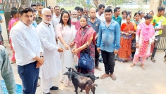 বীরগঞ্জে ক্ষুদ্র নৃ-গোষ্ঠীর মাঝে ছাগল ও উপকরণ বিতরণ