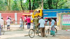 রেললাইনের পাত বসিয়ে রাস্তা বন্ধ, দুর্ভোগে হাজারো মানুষ