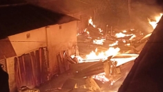 সিরাজগঞ্জে ফার্নিচার পট্টিতে ভয়াবহ অগ্নিকাণ্ড