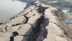 সাতক্ষীরায় গোয়ালডাঙ্গা বাজারের বেড়িবাঁধে ফের ভাঙন