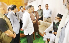 হঠাৎ অসুস্থ বিরোধী দলের নেতা শারীরিক অবস্থার খোঁজখবর নেন প্রধানমন্ত্রী  