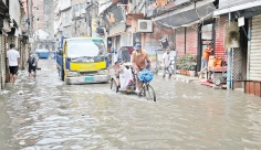 থেমে থেমে বৃষ্টিতে চরম ভোগান্তিতে নগরবাসী  